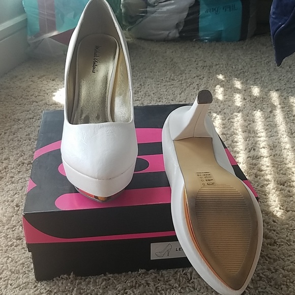 White and Gold Pumps - Picture 3 of 3